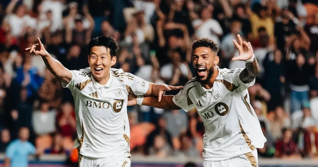 LAFC의 공격 듀오 손흥민과 데니스 부앙가가 함께 골 세리머니를 하는 장면.